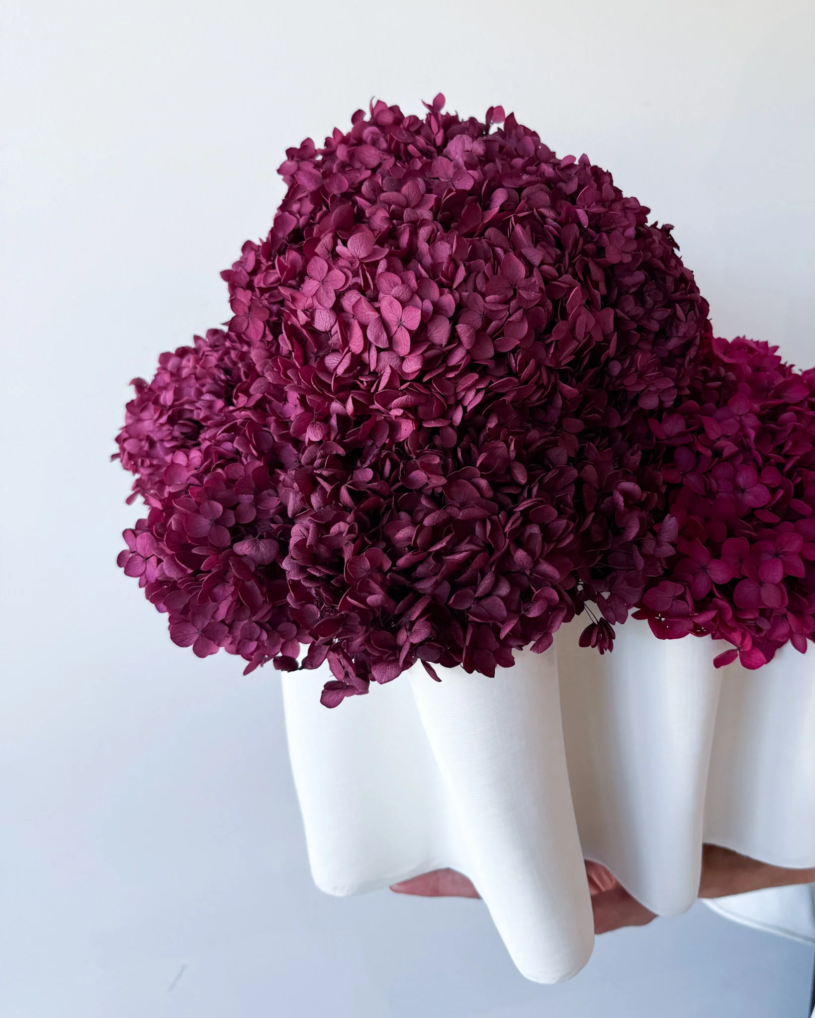 ABI PRESERVED FLOWER ARRANGEMENT IN JAIVYN VASE | BURGUNDY - Image 4
