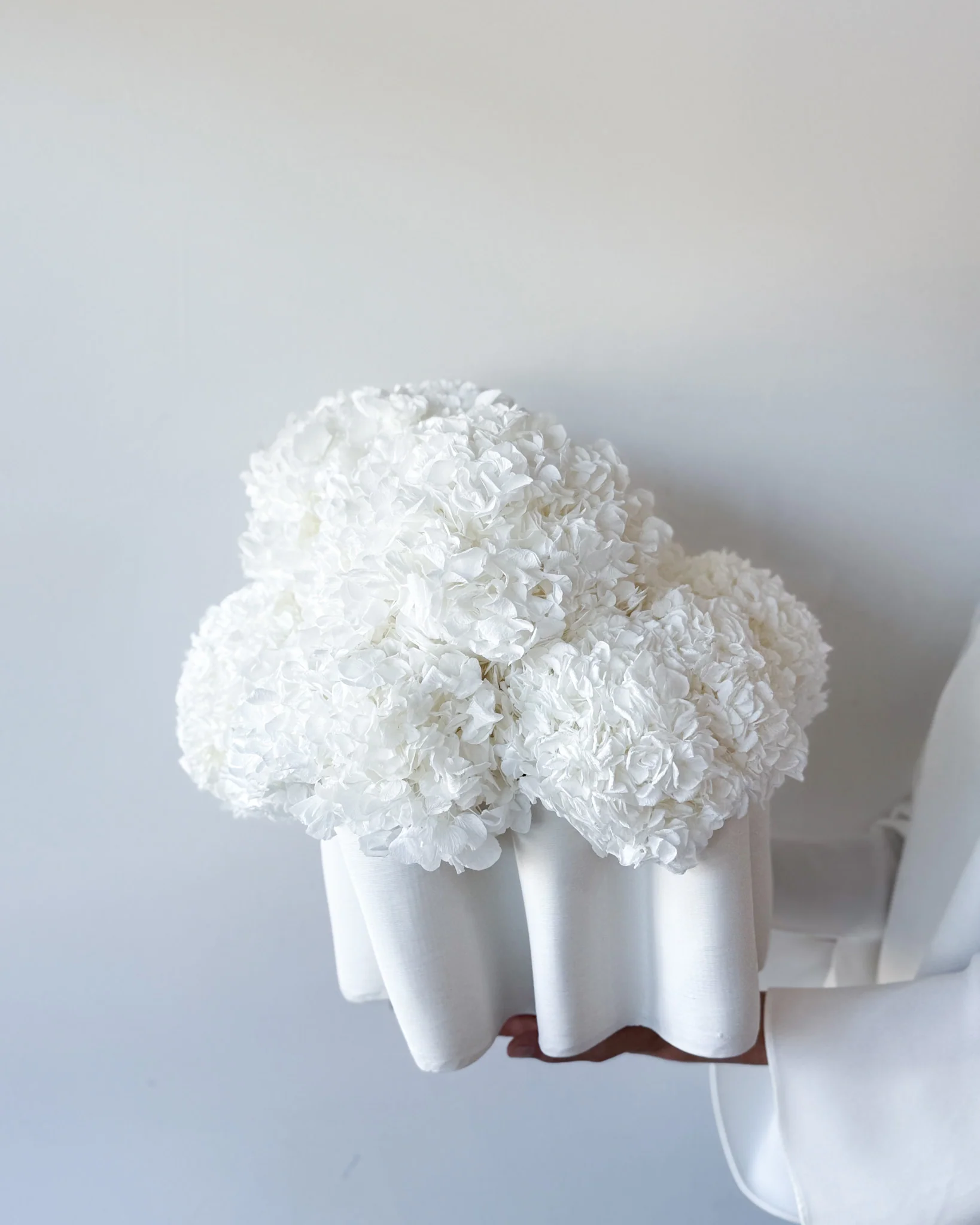 ABI PRESERVED FLOWER ARRANGEMENT IN JAIVYN VASE | WHITE - Image 3