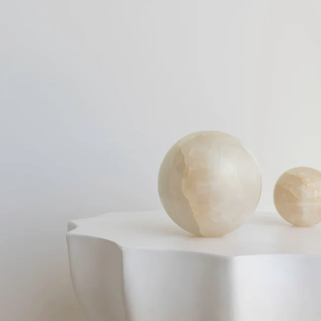 CoTHEORY | ORBIT TABLE SCULPTURE - WHITE ONYX - Image 2