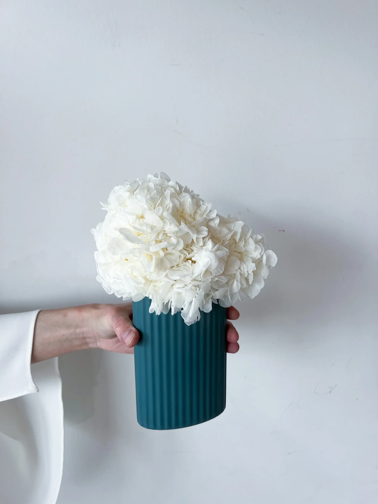 MINI RIPPLE VASE AND PRESERVED HYDRANGEA ARRANGEMENT - STEEL BLUE X WHITE