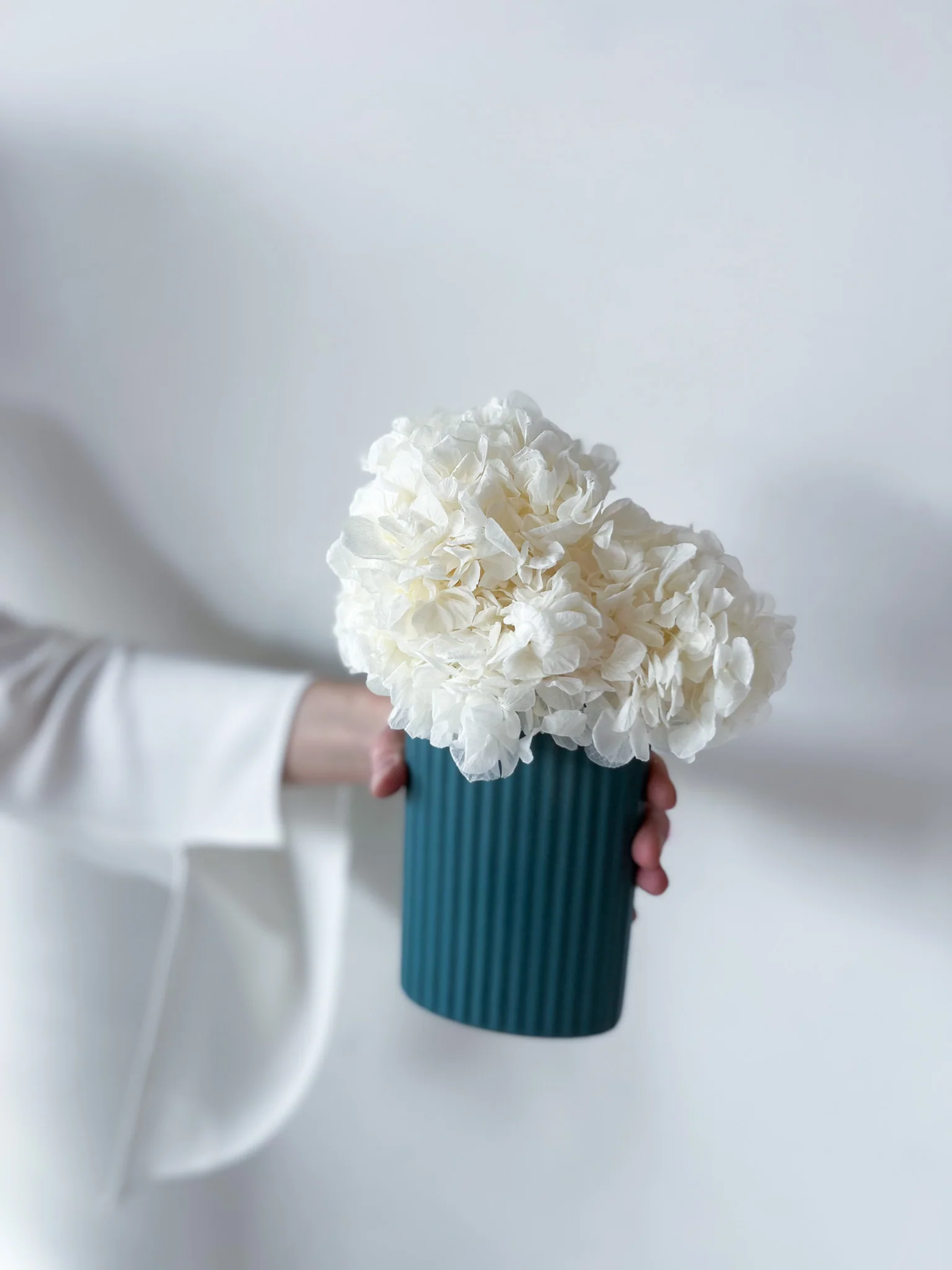 MINI RIPPLE VASE AND PRESERVED HYDRANGEA ARRANGEMENT - STEEL BLUE X WHITE - Image 2