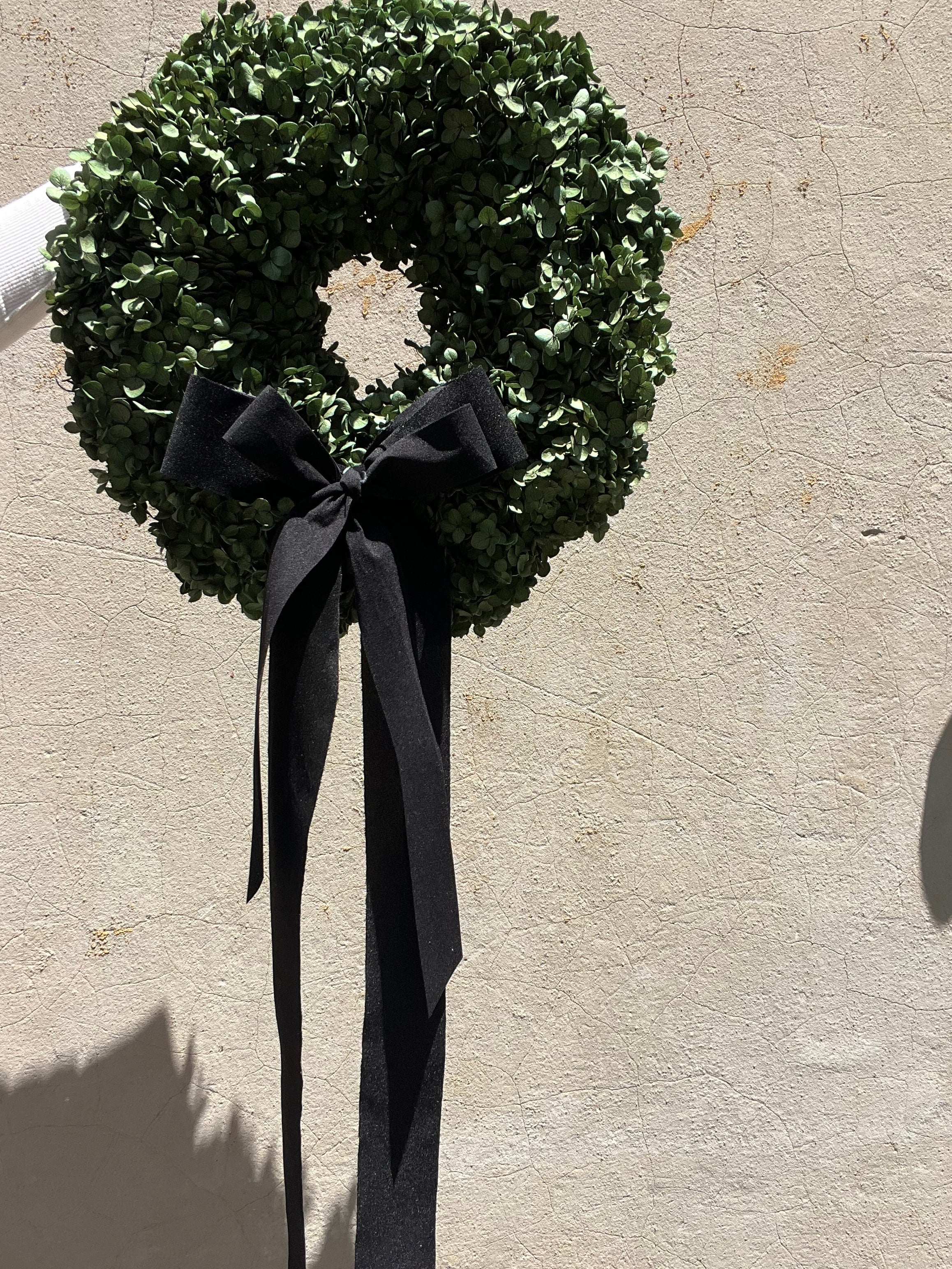 PRESERVED HYDRANGEA CHRISTMAS WREATH with DOUBLE BLACK VELVET BOW - Image 4