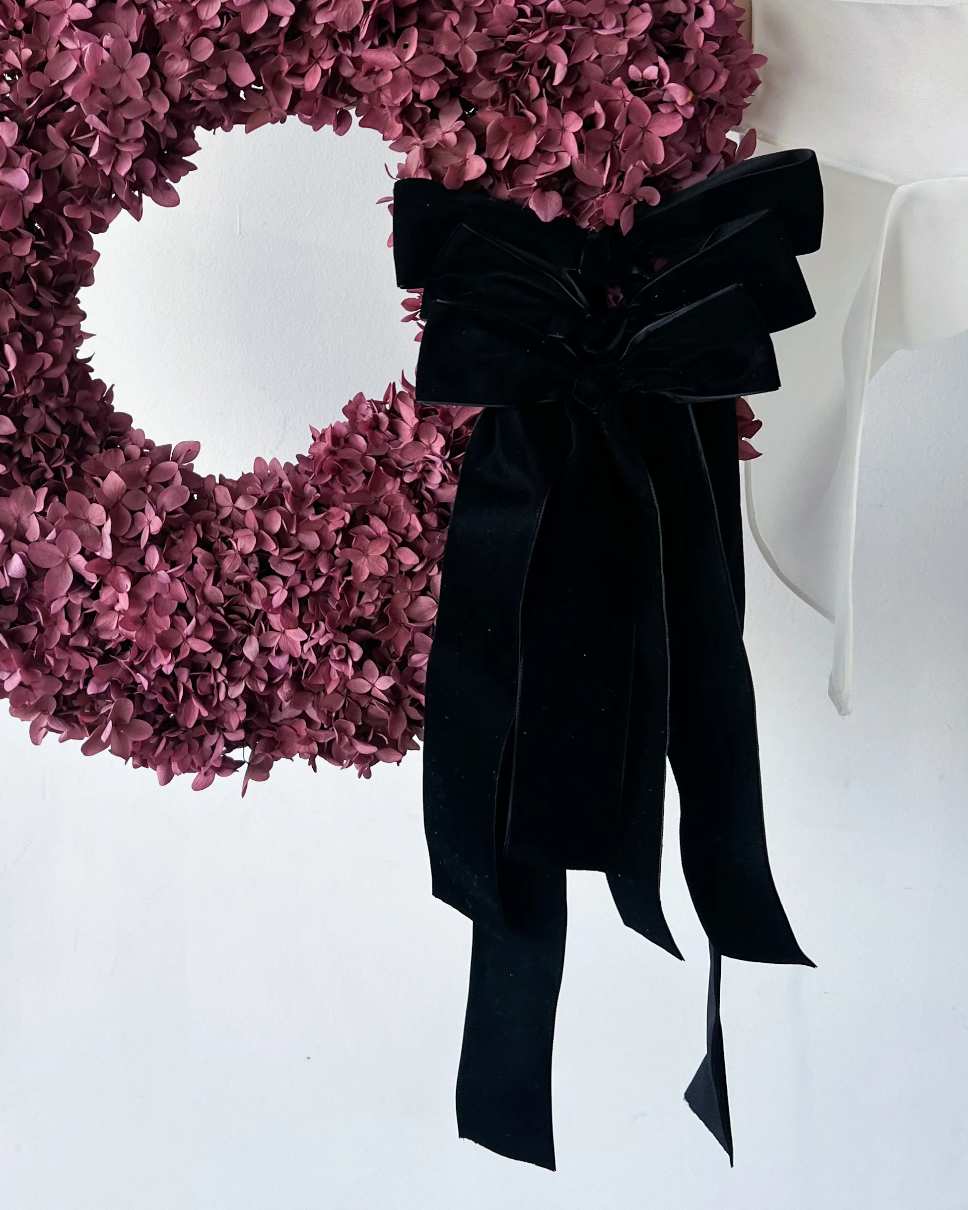 PRESERVED HYDRANGEA CHRISTMAS WREATH WITH BLACK VELVET TRIPLE BOW - Image 2