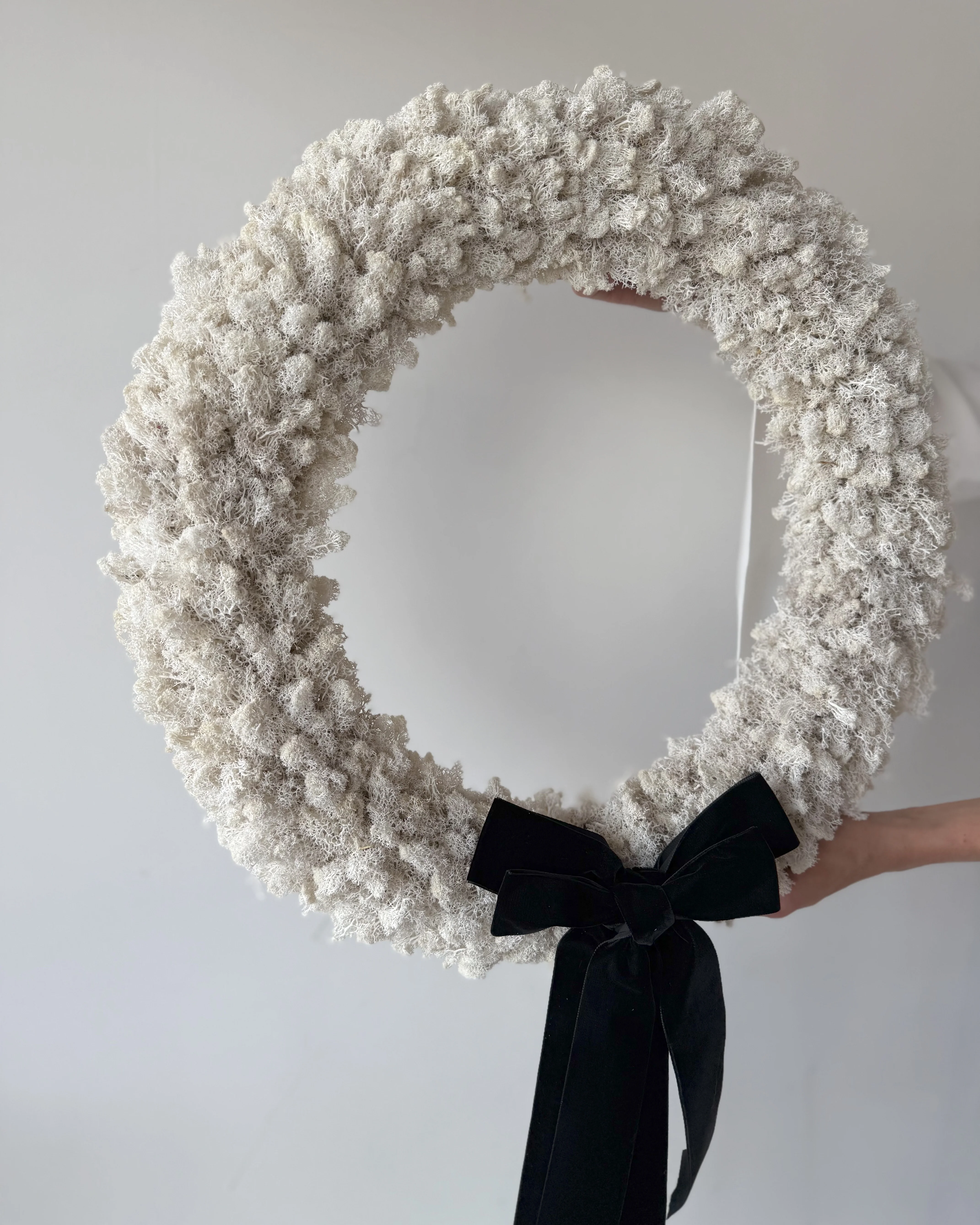 PRESERVED MOSS CHRISTMAS WREATH WITH DOUBLE BLACK VELVET BOW - Image 3