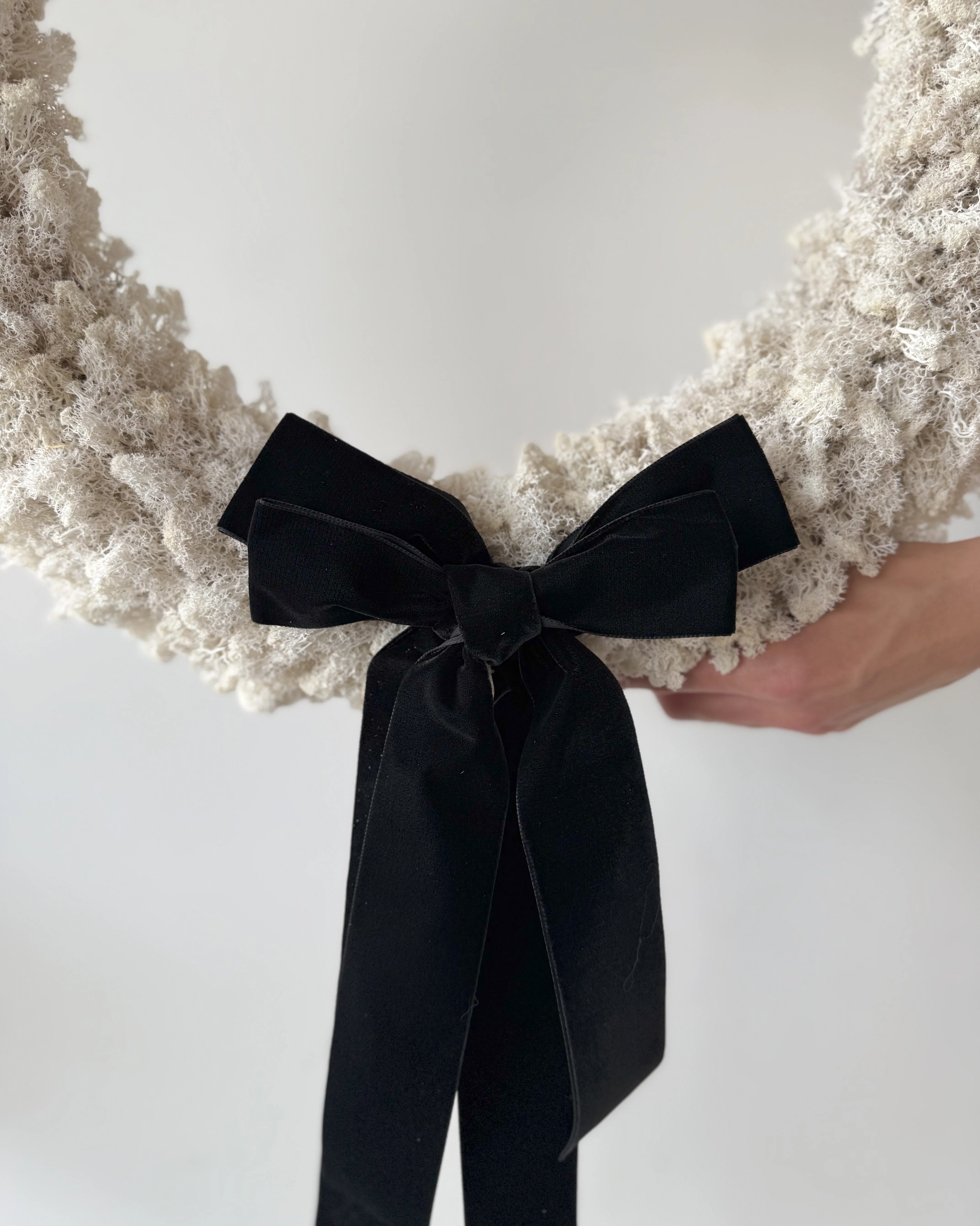PRESERVED MOSS CHRISTMAS WREATH WITH DOUBLE BLACK VELVET BOW - Image 5
